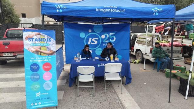 Stand de salud en feria Curalí