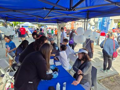 Stand de salud en feria Curalí